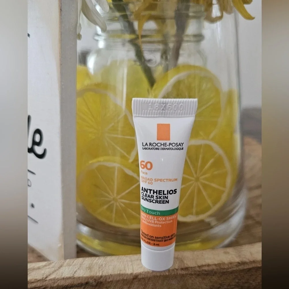 La Roche-Posay Anthelios Clear Skin  Face Sunscreen SPF 60 Dry Touch 0.1oz 3ml